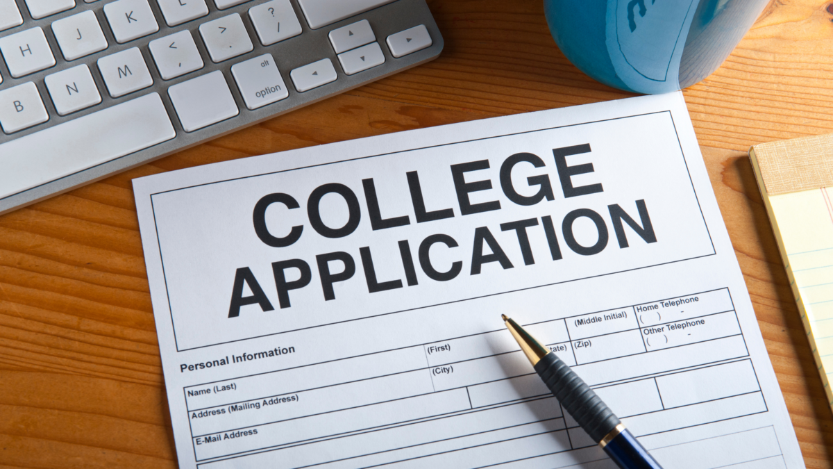 Seniors Scramble For College Applications